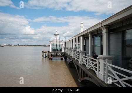 La città di Pier Gravesend Kent Regno Unito sul Fiume Tamigi Foto Stock