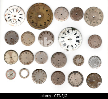 Molti vintage pocket watch comporre solo su sfondo bianco Foto Stock