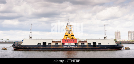 Vista di ormeggiato a dovere il traghetto James Newman, uno dei traghetti manutenzione del Woolwich Ferry Crossing in Greenwich, Londra. Foto Stock