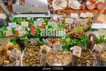 Specialità italiane, quali olive, antipasti, salsicce, carciofi, salsiccia per pizza, insalata di pesce, al Mercato Centrale, Firenze Foto Stock