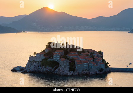 Rosa tramonto e Sveti Stefan isolotto mare vista dall alto (Montenegro, 6 chilometri a sud est di Budva) Foto Stock