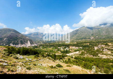 Summer View da Llogara passano sul piccolo villaggio sul pendio (Albania) Foto Stock