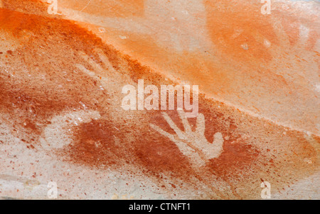 Antica arte rupestre degli Aborigeni - stampe a mano su ocra - nella grotta di mongolfiere Carnarvon Gorge National Park Central Queensland Australia Foto Stock