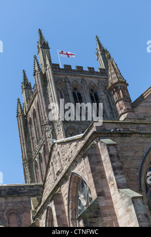 Torre della cattedrale di Hereford con merli e finestre ad arco .La bandiera dell'Inghilterra, la Croce di San Giorgio è sul pennone Foto Stock