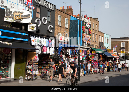 Gli amanti dello shopping a Camden High Street, London, England, Regno Unito Foto Stock