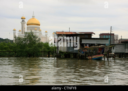 Palafitte di Kampong Ayer e sultano Omar Ali Saifudding moschea, Bandar Seri Begawan, Brunei, sud-est asiatico Foto Stock