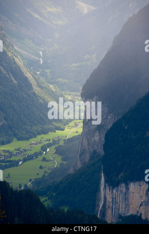 Valle di Lauterbrunnen e cascate veduta distante da Schynige Platte station Oberland Bernese Svizzera Europa Foto Stock