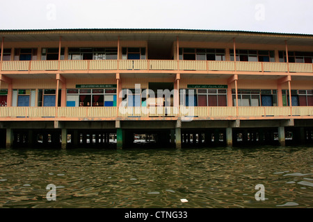 Scuola su palafitte, Kampong Ayer, Bandar Seri Begawan, Brunei, sud-est asiatico Foto Stock