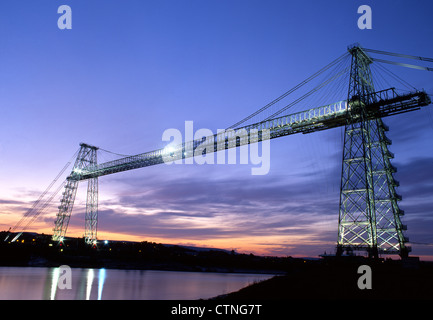 Newport Transporter Bridge e il fiume Usk al crepuscolo / notte Newport South Wales UK Foto Stock