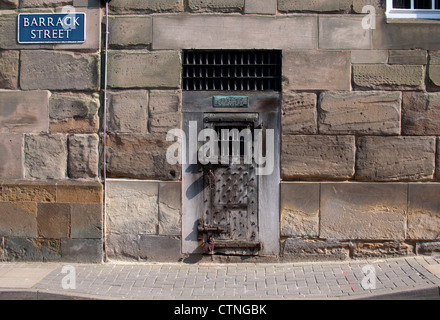 Vecchia Prigione porta cellulare da County Jail, Barrack Street, Warwick, Warwickshire, Inghilterra, Regno Unito Foto Stock