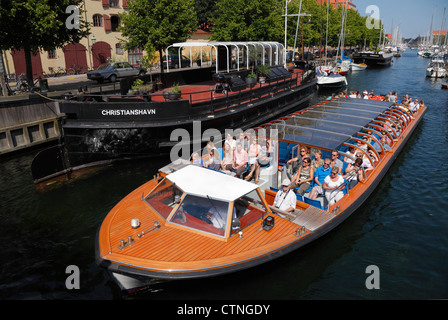 Canal Cruise barche nel vecchio Christianshavns Canal a Copenaghen. Foto Stock