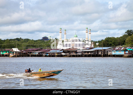 Il taxi acqueo con Kampong Ayer e una moschea flottante in background Bandar Seri Begawan Brunei. Foto Stock