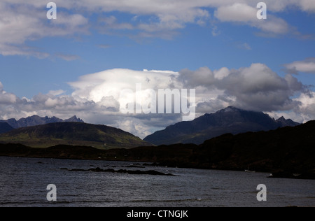 Il cloud passando attraverso il Cuillin cresta principale e Bla bheinn da Tokavaig Sleat Isola di Skye in Scozia Foto Stock