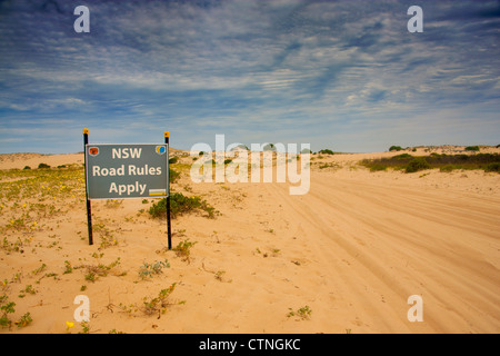 "NSW le norme della strada applica' segno sulla pista di sabbia attraverso le dune di Stockton, nei pressi di Newcastle New South Wales (NSW) Australia Foto Stock