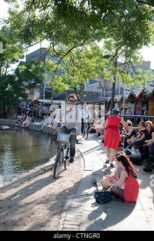I ciclisti da Canal a Camden Lock Village market, Camden, London, England, Regno Unito Foto Stock