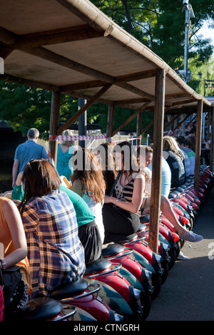 Persone mangiare sulle selle moto a Camden Lock Village market Stall, London, England, Regno Unito Foto Stock