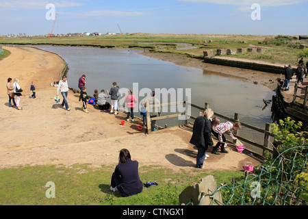 Pescato granchi a Walberswick Inghilterra Suffolk REGNO UNITO Foto Stock