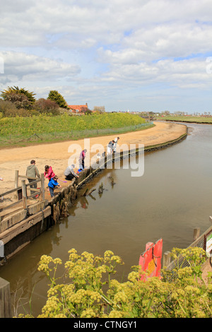 Pescato granchi a Walberswick Inghilterra Suffolk REGNO UNITO Foto Stock