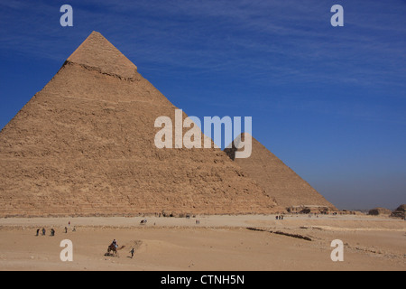 Piramidi di Khafre e Khufu con cielo blu e nuvole, il Cairo, Egitto Foto Stock