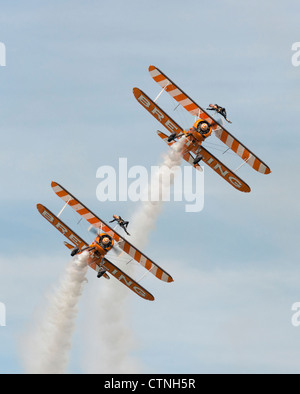 Stunt fliers con ala walkers eseguendo acrobazie aeree Foto Stock