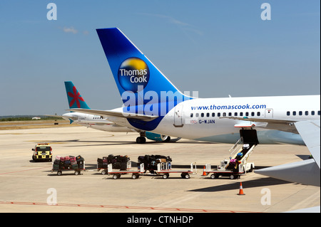 Bagagli dei passeggeri vengono caricate su thomas cook.com airbus Boeing 757-200 Mahon Minorca spagna Foto Stock