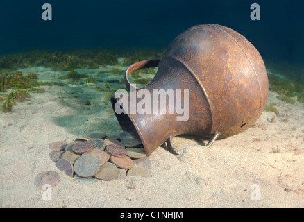 Tesoro sottomarino, un vaso con la Federazione di monete del Siberiano timbratura dei tempi dell'imperatrice Ekaterina II. Lago Baikal, Siberia Foto Stock