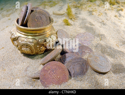 Tesoro sottomarino, un vaso con la Federazione di monete del Siberiano timbratura dei tempi dell'imperatrice Ekaterina II. Lago Baikal, Siberia Foto Stock