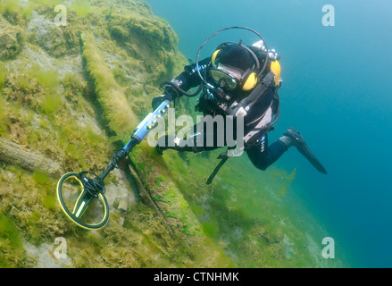 Subacqueo con il rivelatore di metalli alla ricerca di tesori subacquei , Lago Baikal, Siberia, Russia, Eurasia Foto Stock