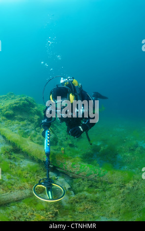 Subacqueo con il rivelatore di metalli alla ricerca di tesori subacquei , Lago Baikal, Siberia, Russia, Eurasia Foto Stock