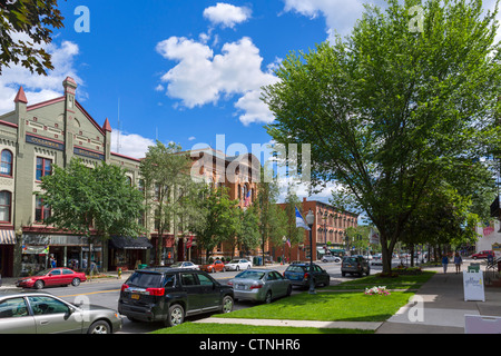 Edifici storici su Broadway in downtown Saratoga Springs, nello Stato di New York, Stati Uniti d'America Foto Stock