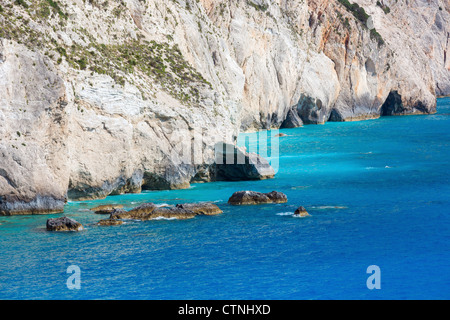 Estate costa rocciosa visualizzare vicino Porto Katsiki spiaggia sul Mar Ionio (Lefkada, Grecia) Foto Stock