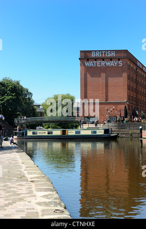 Canal Boat passando davanti al british waterways edificio Inghilterra Nottingham Regno Unito Foto Stock