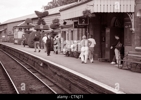 Ropley stazione ferroviaria, linea di crescione - Metà Hants ferrovia; Hampshire; Inghilterra; UK in bianco e nero tonalità seppia Foto Stock