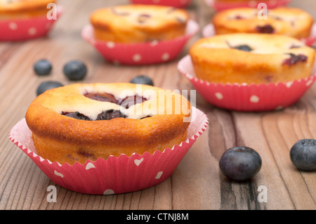 In casa muffin ai mirtilli sul tavolo di legno Foto Stock