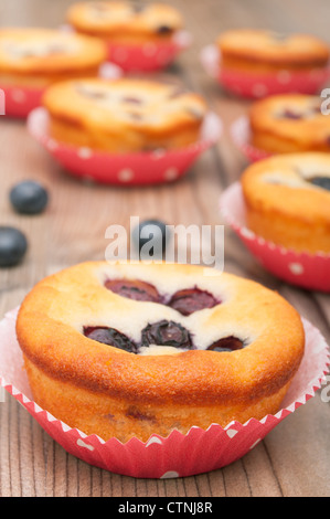 In casa muffin ai mirtilli sul tavolo di legno Foto Stock