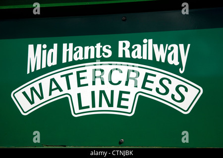 Metà Hants Railway - Linea di crescione segno, Hampshire, Inghilterra, Regno Unito Foto Stock