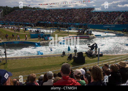 Ampia vista della canoa slalom a Lee Valley White Water Centre, a nord est di Londra, il giorno 3 del London 2012 Giochi Olimpici. Il Lee Valley White Water Centre si trova a 30 chilometri a nord del Parco Olimpico, sul bordo del 1.000 acri del fiume Lee Country Park - parte del Lee Valley Regional Park. Il centro dispone di due corsi separati: un misuratore 300 Olympic standard corso della concorrenza con una discesa di 5.5m, e a 160m intermedia/corso di formazione con un 1.6m discesa (più in Descrizione.). Foto Stock