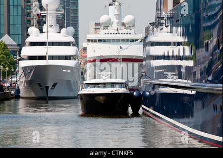 Barche di lusso e yacht sono arrivati a Isle of Dogs, Docklands, E14 prima di Olimpiadi di Londra 2012, London, Regno Unito Foto Stock