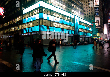 I pedoni passano Lehman Brothers' sede sulla Settima Avenue in New York City, il 13 marzo 2002. Lehman Brothers è andato in banca Foto Stock