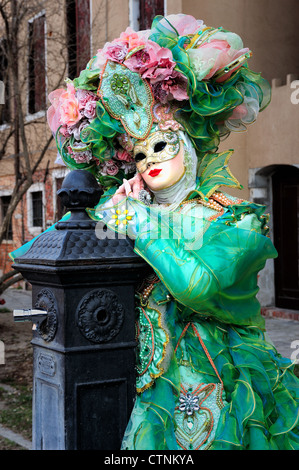 Partecipante mascherata durante il Carnevale nel Quartiere Arsenale di Venezia Foto Stock