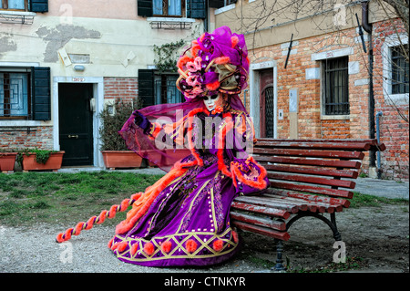 Partecipante mascherata durante il Carnevale nel Quartiere Arsenale di Venezia Foto Stock