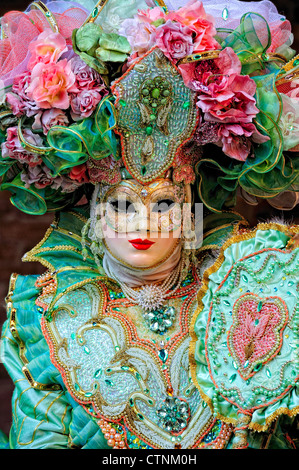 Partecipante mascherata durante il Carnevale nel Quartiere Arsenale di Venezia Foto Stock