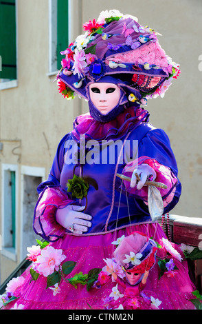 Partecipante mascherata durante il carnevale sull isola di Burano, Venezia Foto Stock