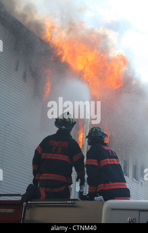 Yonkers vigili del fuoco battaglia appartamento blaze, yonkers ny usa Foto Stock