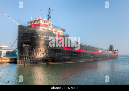 Il piroscafo William G. Mather Maritime Museum ancorato sul Lago Erie dietro il Great Lakes Science Center in Cleveland Ohio Foto Stock