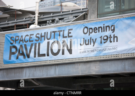 Segno di intestazione per l'apertura del padiglione per lo space shuttle Enterprise presso il museo Intrepid in New York City. Foto Stock