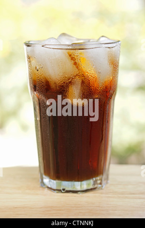Bicchiere di Cola con cubetti di ghiaccio Foto Stock