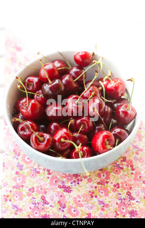 Close-up di freschi e deliziosi ciliegie mature in una ciotola Foto Stock