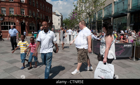 Persone che passeggiano nel centro di Cardiff nel luglio sunshine Cardiff Wales UK KATHY DEWITT Foto Stock