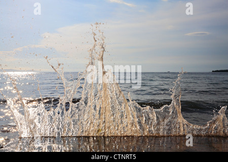 Acqua di mare schizzi sul molo Foto Stock